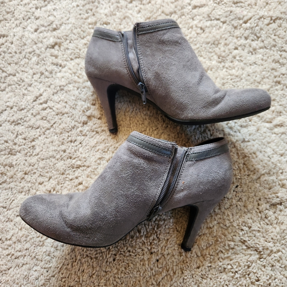 Dexflex comfort gray suede boots